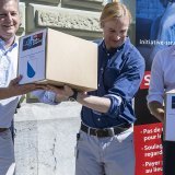 De gauche à droite: Le conseiller aux Etats Marco Chiesa, (UDC/TI), le conseiller national Lorenzo Quadri (Lega/TI) et le conseiller national Thomas Matter (UDC/ZH) déposent l'initiative SSR "200 francs ça suffit" jeudi à Berne.